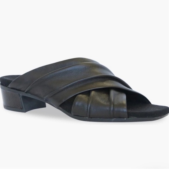 Munro Lee Black Lamb Leather Slide Sandal - Picture 5 of 8